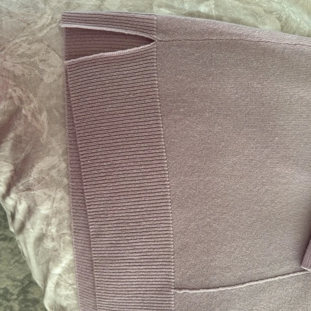 Lusso | Lavender 100% Cashmere V-Neck Sweater - Picture 5 of 6